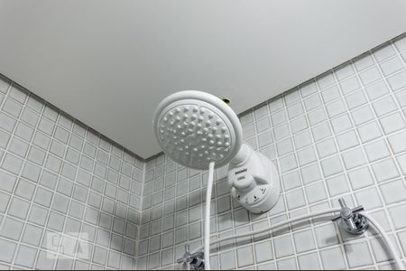 Banheiro de kitnet/studio para alugar com 1 quarto, 50m² em Empresarial 18 do Forte, Barueri