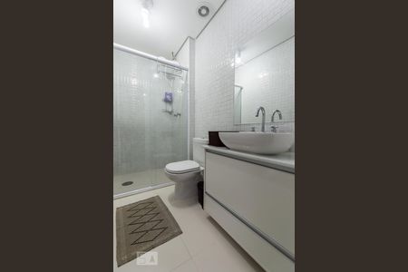 Banheiro de kitnet/studio para alugar com 1 quarto, 50m² em Empresarial 18 do Forte, Barueri