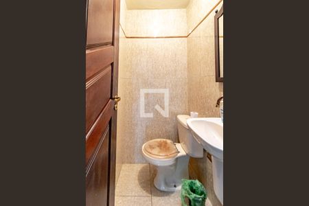 Casa de condomínio à venda com 175m², 5 quartos e 3 vagas Casa de condomínio à venda com 175m², 5 quartos e 3 vagasLavabo