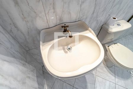 Casa de condomínio à venda com 175m², 5 quartos e 3 vagas Casa de condomínio à venda com 175m², 5 quartos e 3 vagasBanheiro 02 Segundo Andar - Torneira