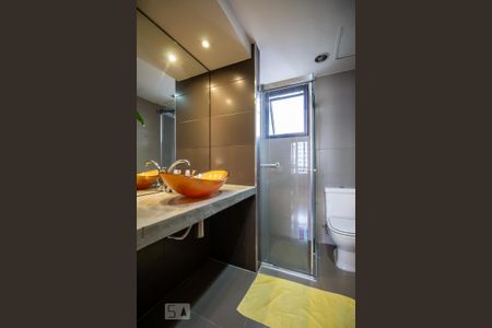 Banheiro suíte de apartamento para alugar com 1 quarto, 54m² em Pinheiros, São Paulo