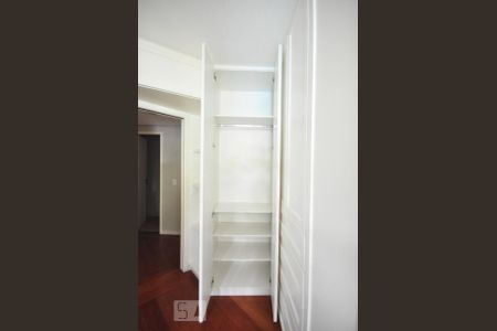 Apartamento à venda com 130m², 4 quartos e 2 vagasarmário do quarto 1