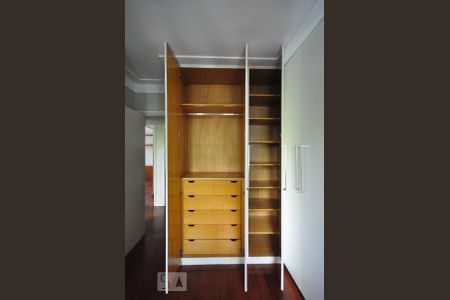 Apartamento à venda com 130m², 4 quartos e 2 vagasarmário do quarto 2