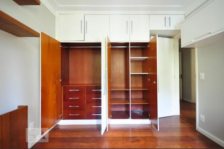 Apartamento à venda com 130m², 4 quartos e 2 vagasarmário do quarto 3