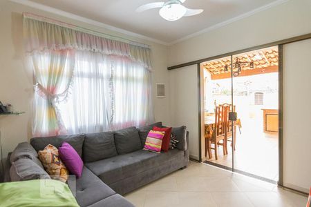 Casa à venda com 198m², 3 quartos e 2 vagas Casa à venda com 198m², 3 quartos e 2 vagasSala de TV