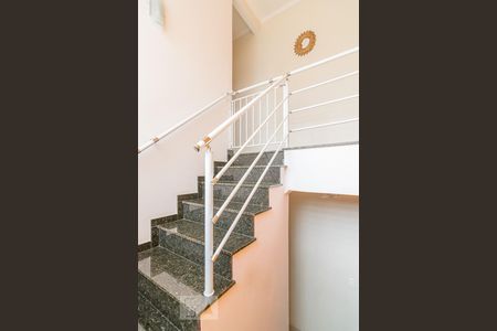 Casa à venda com 198m², 3 quartos e 2 vagas Casa à venda com 198m², 3 quartos e 2 vagasEscada