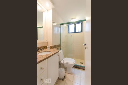 BANHEIRO DA SUITE de apartamento à venda com 3 quartos, 100m² em Leblon, Rio de Janeiro