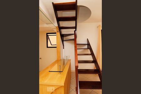 Escada Acesso 2°andar de apartamento para alugar com 2 quartos, 75m² em Botafogo, Rio de Janeiro