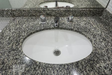 Banheiro de kitnet/studio para alugar com 1 quarto, 27m² em Indianópolis, São Paulo