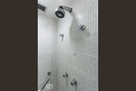 Banheiro de kitnet/studio para alugar com 1 quarto, 27m² em Indianópolis, São Paulo
