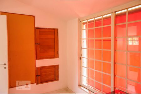 Casa à venda com 300m², 2 quartos e 2 vagasEscritório