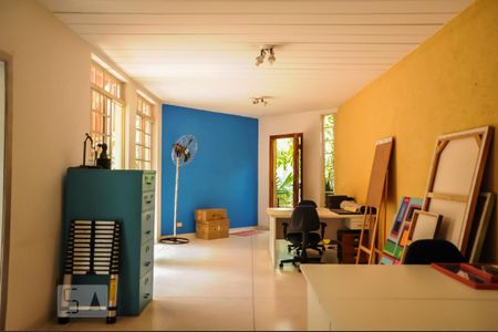 Casa à venda com 300m², 2 quartos e 2 vagasEstúdio