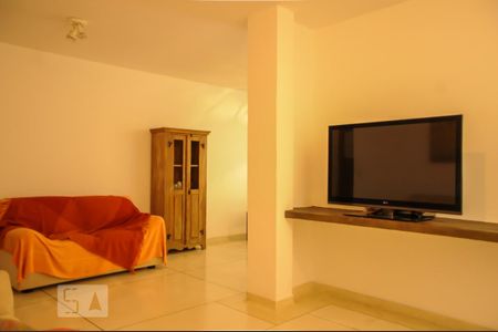 Casa à venda com 300m², 2 quartos e 2 vagasSala de Televisão