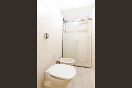 Banheiro de apartamento à venda com 2 quartos, 70m² em Cambuí, Campinas