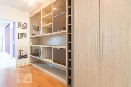 Apartamento à venda com 144m², 3 quartos e 2 vagasCorredor com Armários