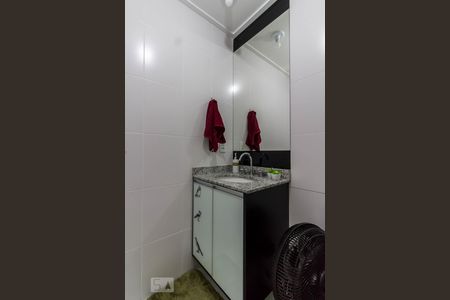 Banheiro social de apartamento para alugar com 1 quarto, 65m² em Jardim Flor da Montanha, Guarulhos