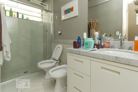 Banheiro de apartamento à venda com 2 quartos, 69m² em Vila Madalena, São Paulo