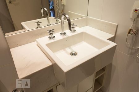 Banheiro de kitnet/studio para alugar com 1 quarto, 50m² em Vila Nova Conceição, São Paulo