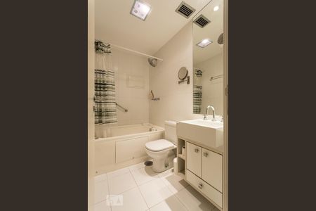 Banheiro de kitnet/studio para alugar com 1 quarto, 50m² em Vila Nova Conceição, São Paulo