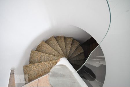 escada de apartamento para alugar com 2 quartos, 85m² em Vila Andrade, São Paulo