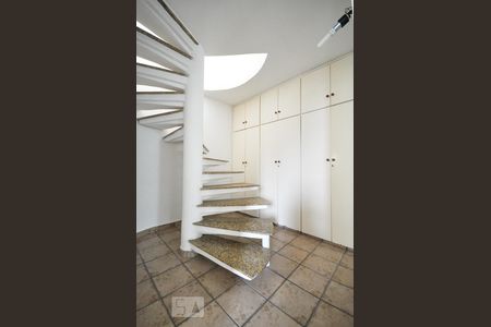 escada de apartamento para alugar com 2 quartos, 85m² em Vila Andrade, São Paulo