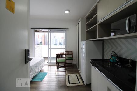Cozinha e quarto  de kitnet/studio à venda com 1 quarto, 25m² em Perdizes, São Paulo