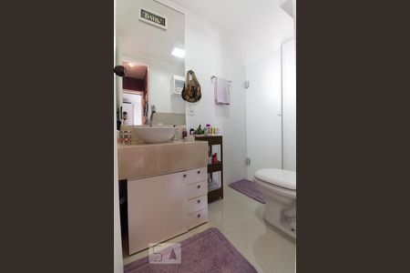 Banheiro de apartamento para alugar com 2 quartos, 56m² em Bosque da Saúde, São Paulo
