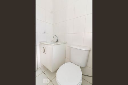 Banheiro social de apartamento para alugar com 2 quartos, 58m² em Jardim Flor da Montanha, Guarulhos
