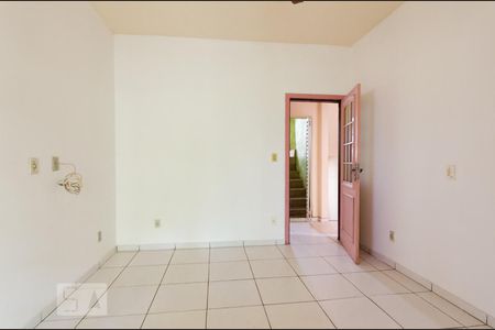 Casa de condomínio à venda com 250m², 3 quartos e 2 vagasSuíte