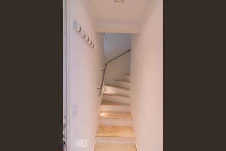 Escadas de apartamento para alugar com 1 quarto, 60m² em Indianópolis, São Paulo