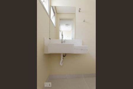Banheiro de serviço de apartamento para alugar com 1 quarto, 60m² em Centro, Campinas
