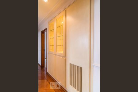 Apartamento para alugar com 200m², 4 quartos e 3 vagasCorredor com Armários