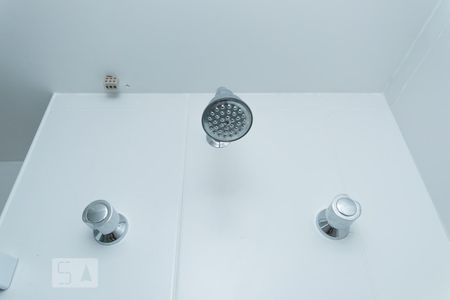 Detalhe do banheiro de kitnet/studio para alugar com 1 quarto, 28m² em Aclimação, São Paulo