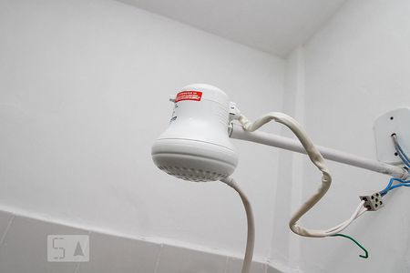 Chuveiro Banheiro. de kitnet/studio para alugar com 1 quarto, 34m² em Copacabana., Rio de Janeiro