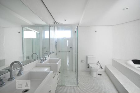 Apartamento para alugar com 210m², 4 quartos e 4 vagasBanheiro suíte 4