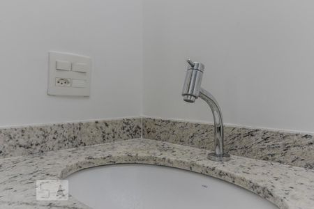 Banheiro de apartamento para alugar com 2 quartos, 48m² em Parque Reboucas, São Paulo