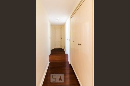 Corredor com armários de apartamento à venda com 3 quartos, 133m² em Perdizes, São Paulo