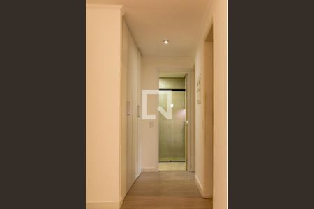 Corredor de acesso a ala íntima1 detalhe armários de apartamento à venda com 1 quarto, 54m² em Vila Olímpia, São Paulo