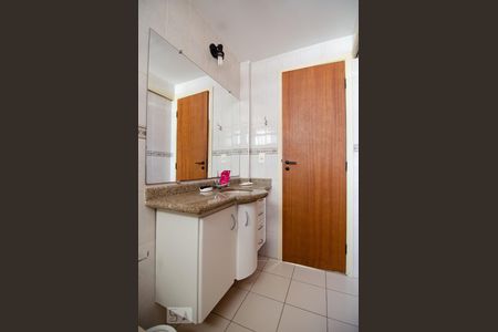 Banheiro de apartamento à venda com 1 quarto, 59m² em Cambuí, Campinas
