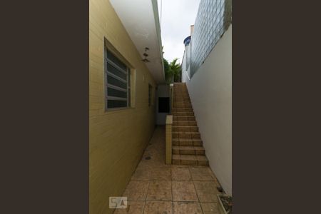 Casa à venda com 270m², 5 quartos e 2 vagas Casa à venda com 270m², 5 quartos e 2 vagasEscada do corredor