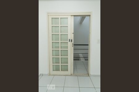 Casa à venda com 270m², 5 quartos e 2 vagas Casa à venda com 270m², 5 quartos e 2 vagasJanela do quarto 2