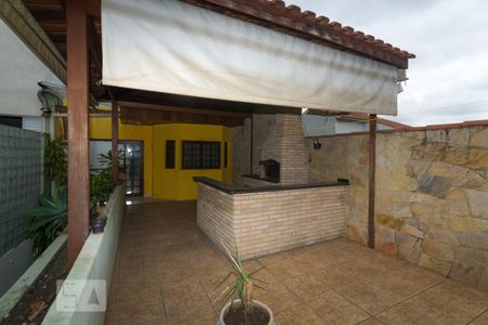 Casa à venda com 270m², 5 quartos e 2 vagas Casa à venda com 270m², 5 quartos e 2 vagasChurrasqueira no piso superior