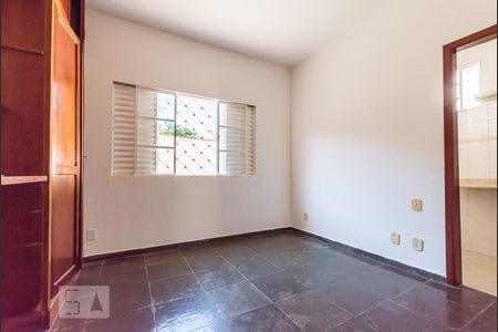 Casa à venda com 240m², 3 quartos e 2 vagasSuíte