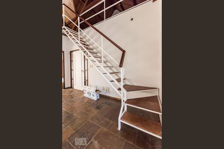 Casa à venda com 240m², 3 quartos e 2 vagasEscada - Sala