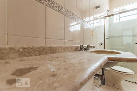 Casa à venda com 240m², 3 quartos e 2 vagasBanheiro