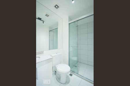 Banheiro de kitnet/studio para alugar com 1 quarto, 38m² em Jardim das Acácias, São Paulo