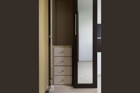 Apartamento à venda com 47m², 2 quartos e 1 vagaQuarto 2 (Armários)