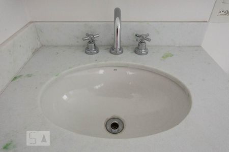 Banheiro da suíte de apartamento à venda com 1 quarto, 50m² em Jardim Europa, São Paulo