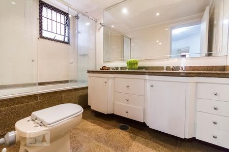 Apartamento à venda com 147m², 3 quartos e 2 vagasBanheiro suíte 