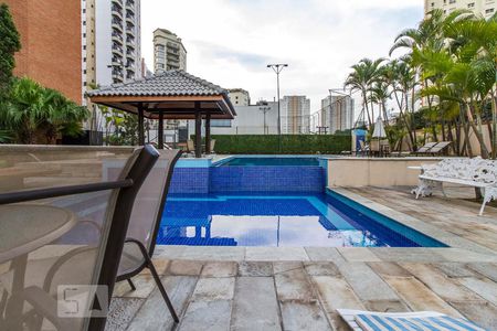 Apartamento à venda com 147m², 3 quartos e 2 vagasPiscina infantil com copa ao fundo 
